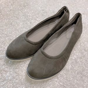 Eileen Fisher Ladies Size 8 Dark Gray Suede Loafers